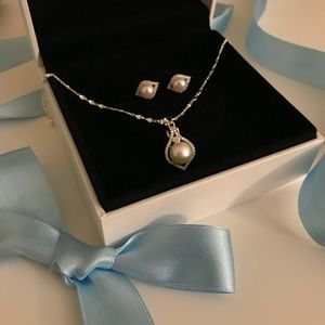 Bundle pearl pedant necklace and earrings